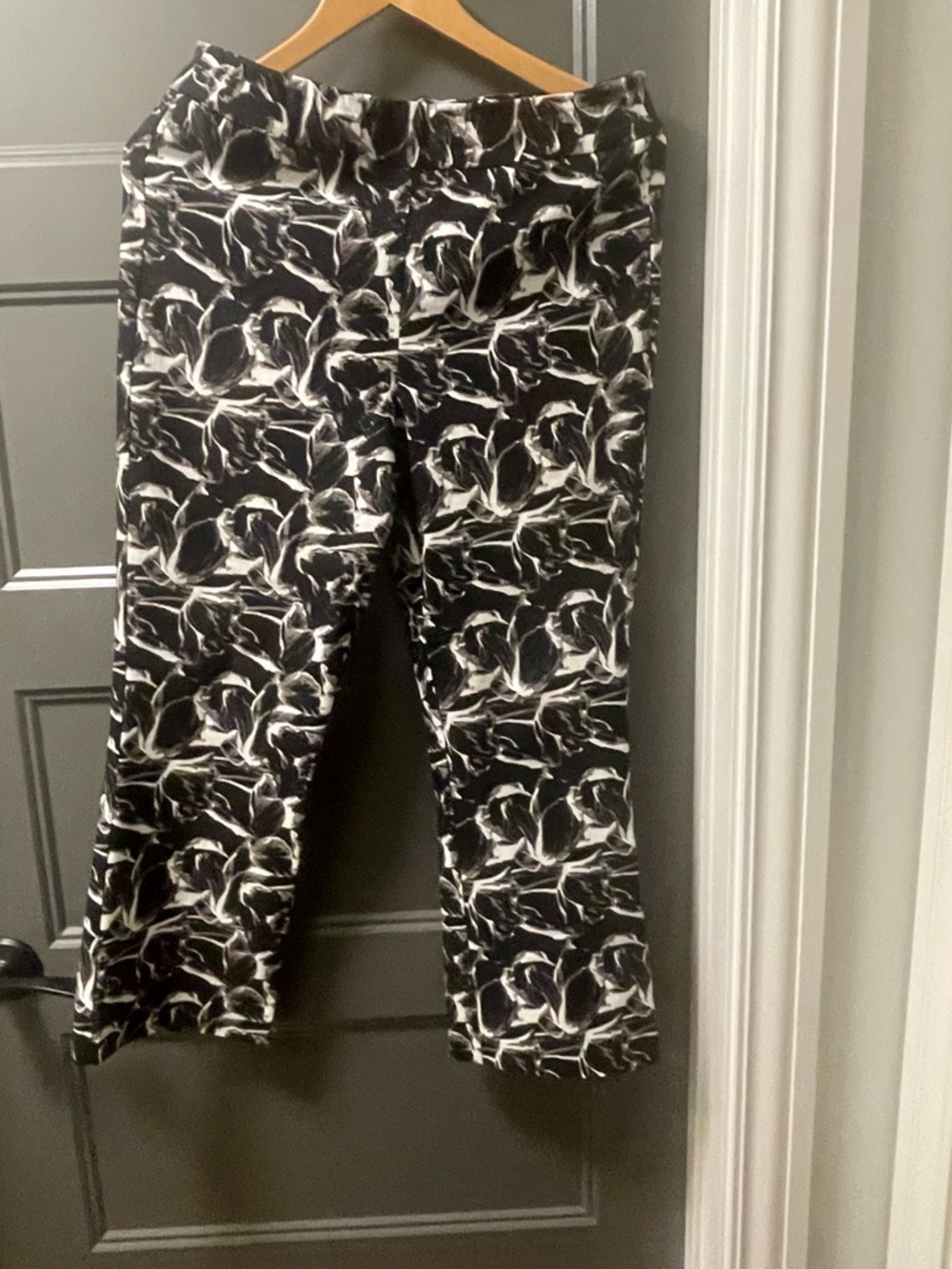 Black & White Floral Cropped Pants M stretch